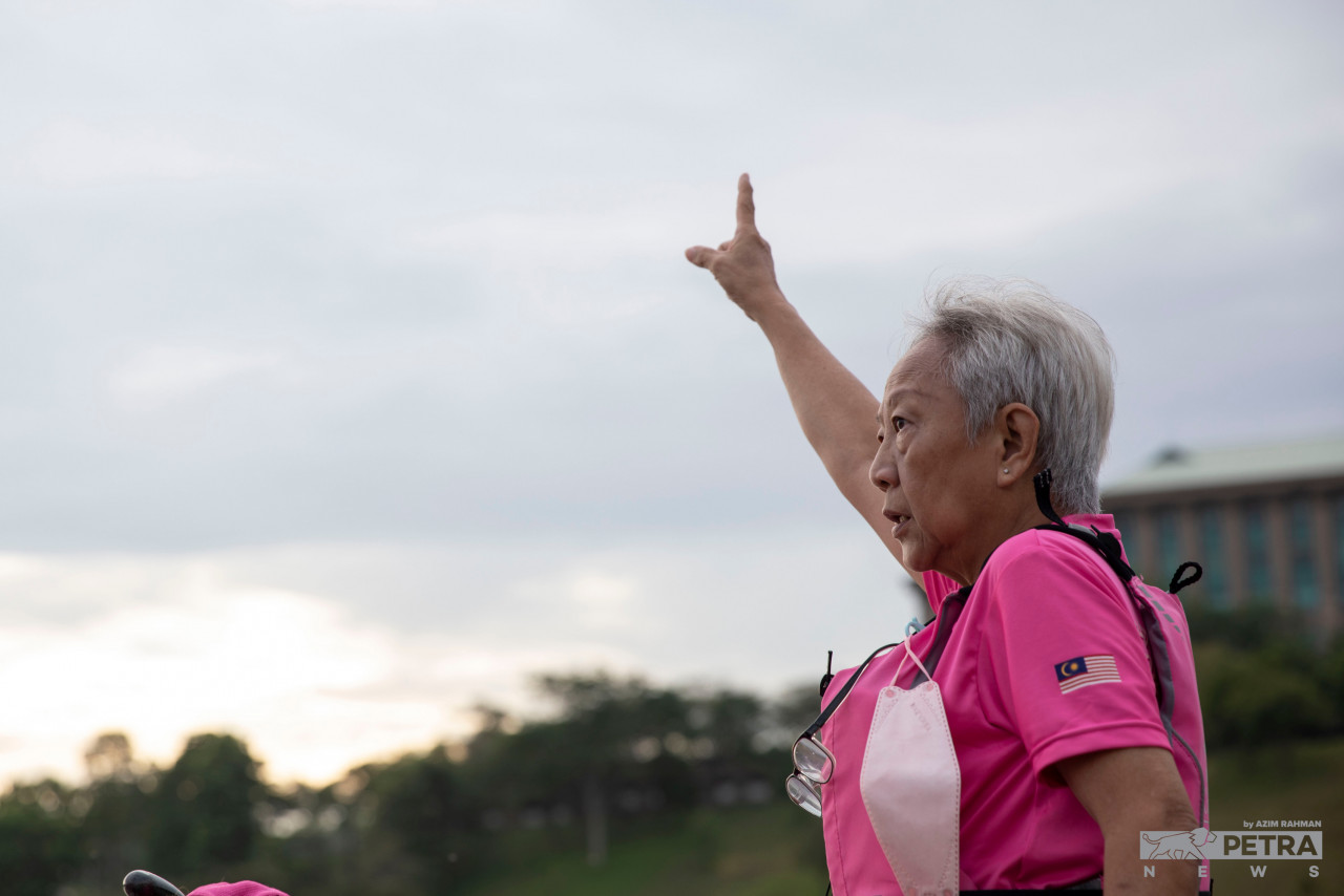 Good coordination in receiving and executing instructions is important in dragon boat paddling. – AZIM RAHMAN/The Vibes pic, August 25, 2022