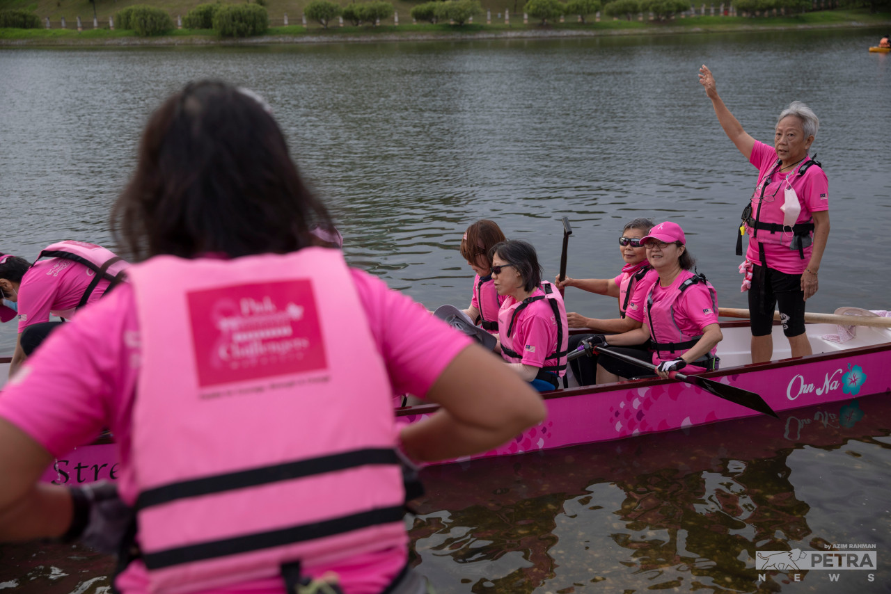 Despite their physical disadvantage against younger athletes, these paddlers have managed to survive the most feared disease among Malaysians, which is cancer. – AZIM RAHMAN/The Vibes pic, August 25, 2022