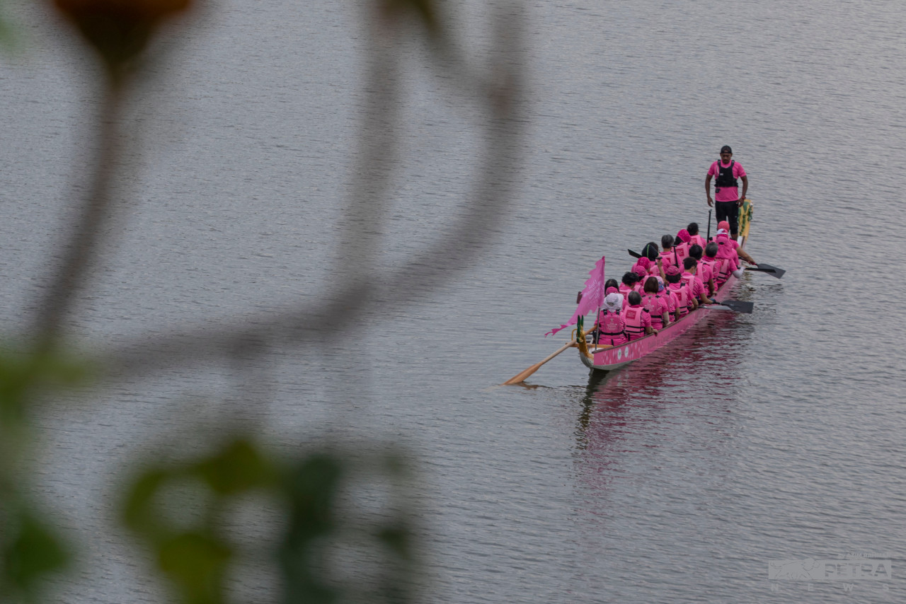 In addition to good exercise, paddling also helps to strengthen the affected muscles of cancer patients. – AZIM RAHMAN/The Vibes pic, August 25, 2022