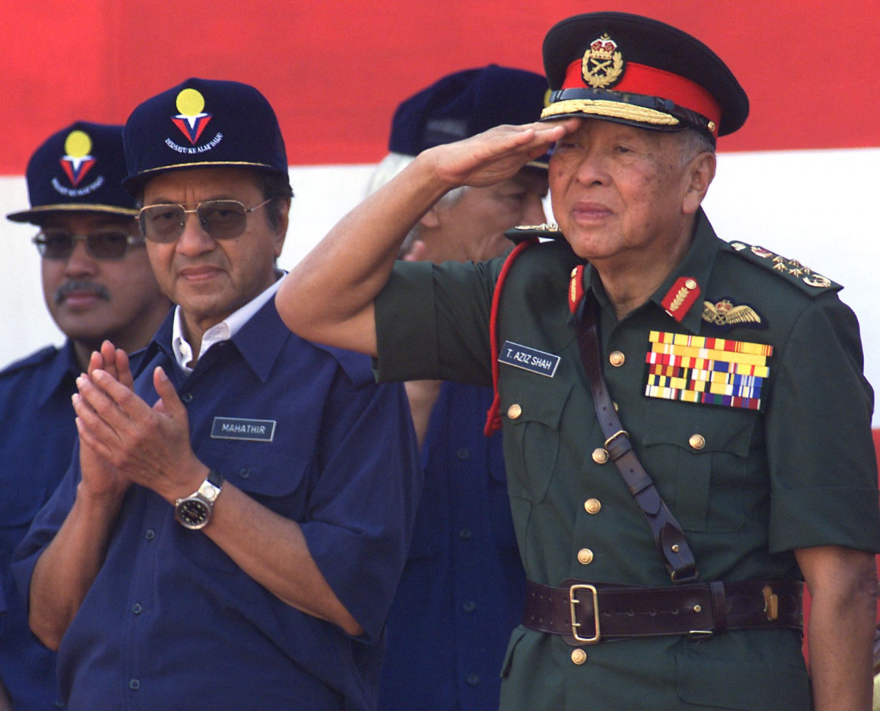 The late Malaysian King Salahuddin Abdul Aziz Shah (right) salutes as former prime minister Mahathir Mohamad (left) applauds during National Day ceremonies at Kuala Lumpur's Merdeka Square August 31, 1999. – AFP pic