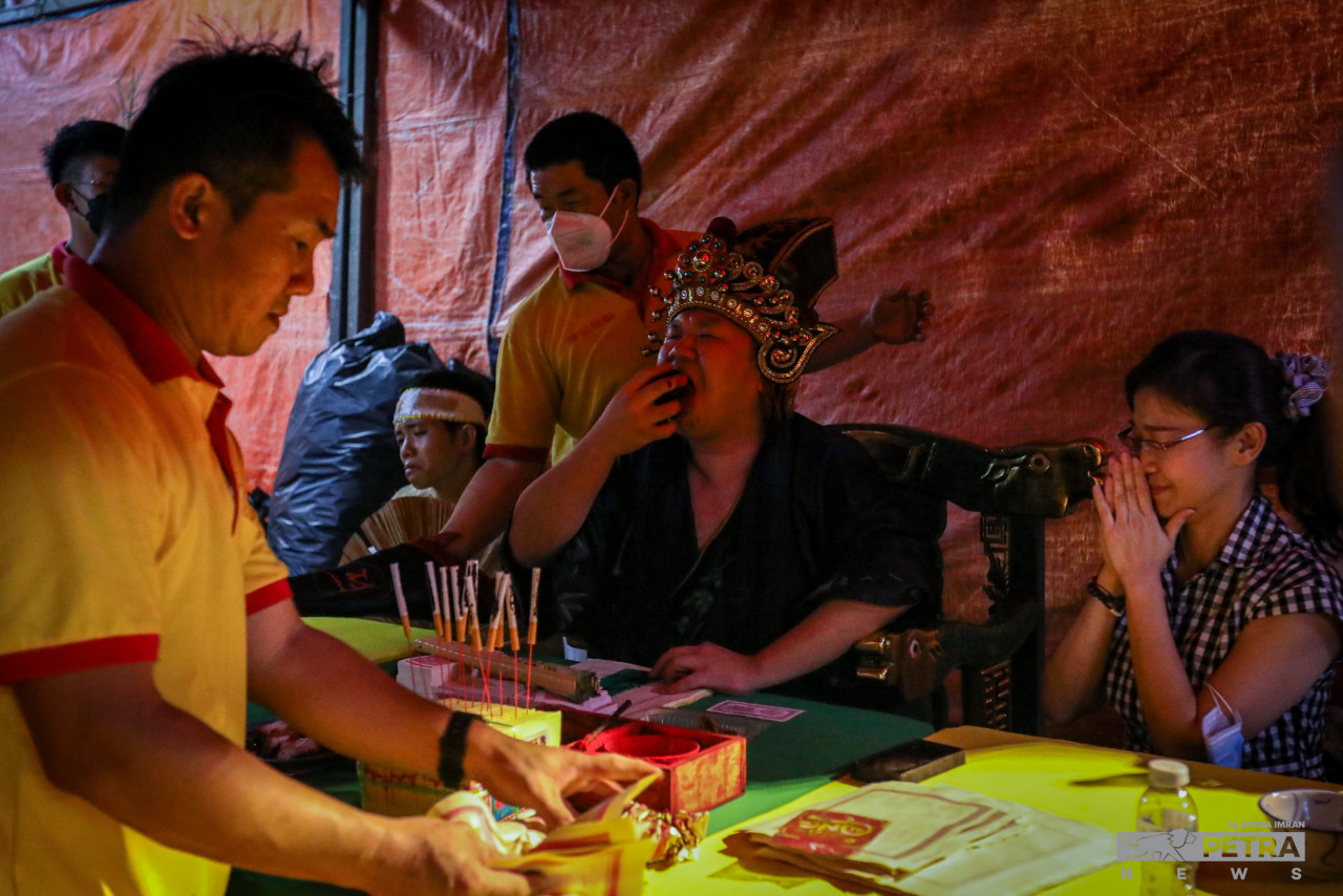 A devotee possessed by one of the nine Gods' spirit – offering assistance to those living. – SYEDA IMRAN/The Vibes pic
