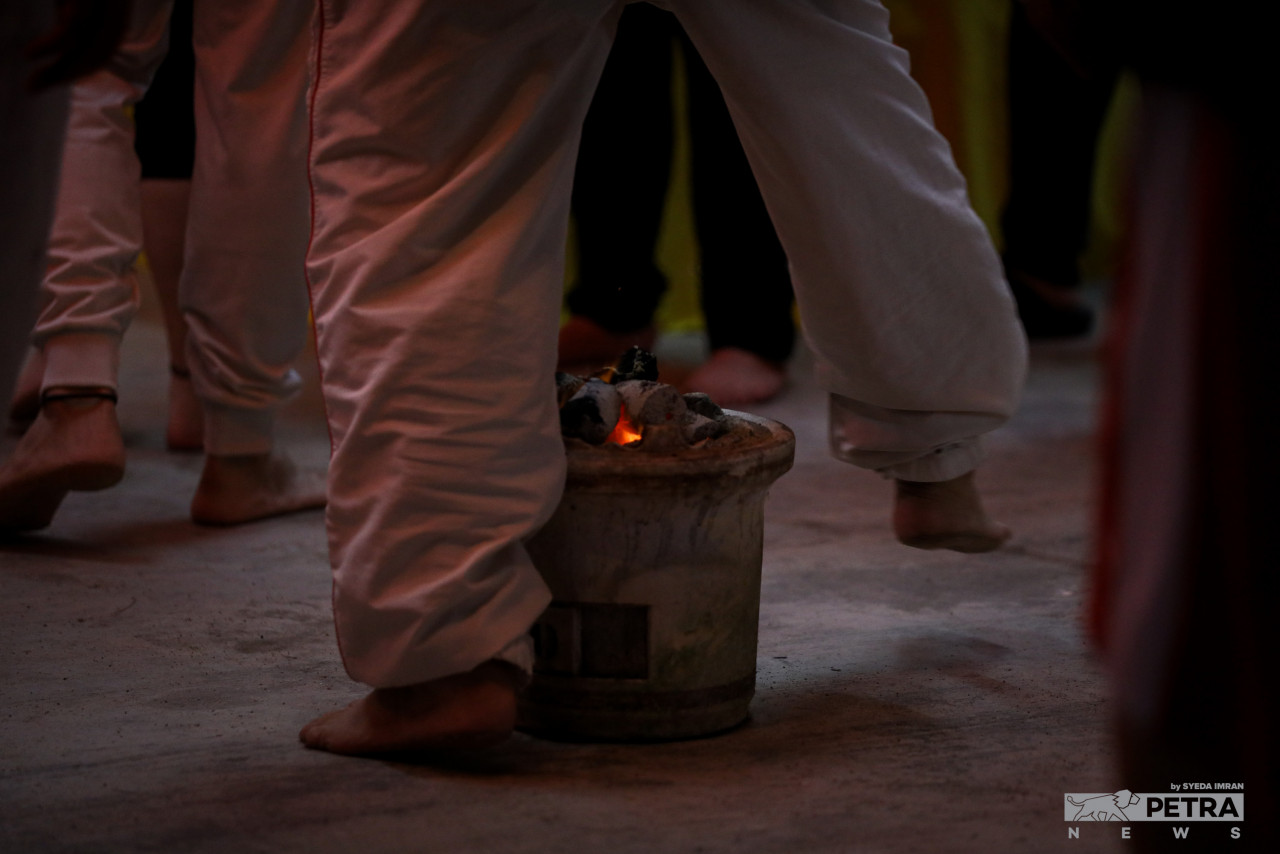 Devotees of the Hong Shou Tong Temple performing rituals. – SYEDA IMRAN/The Vibes pic