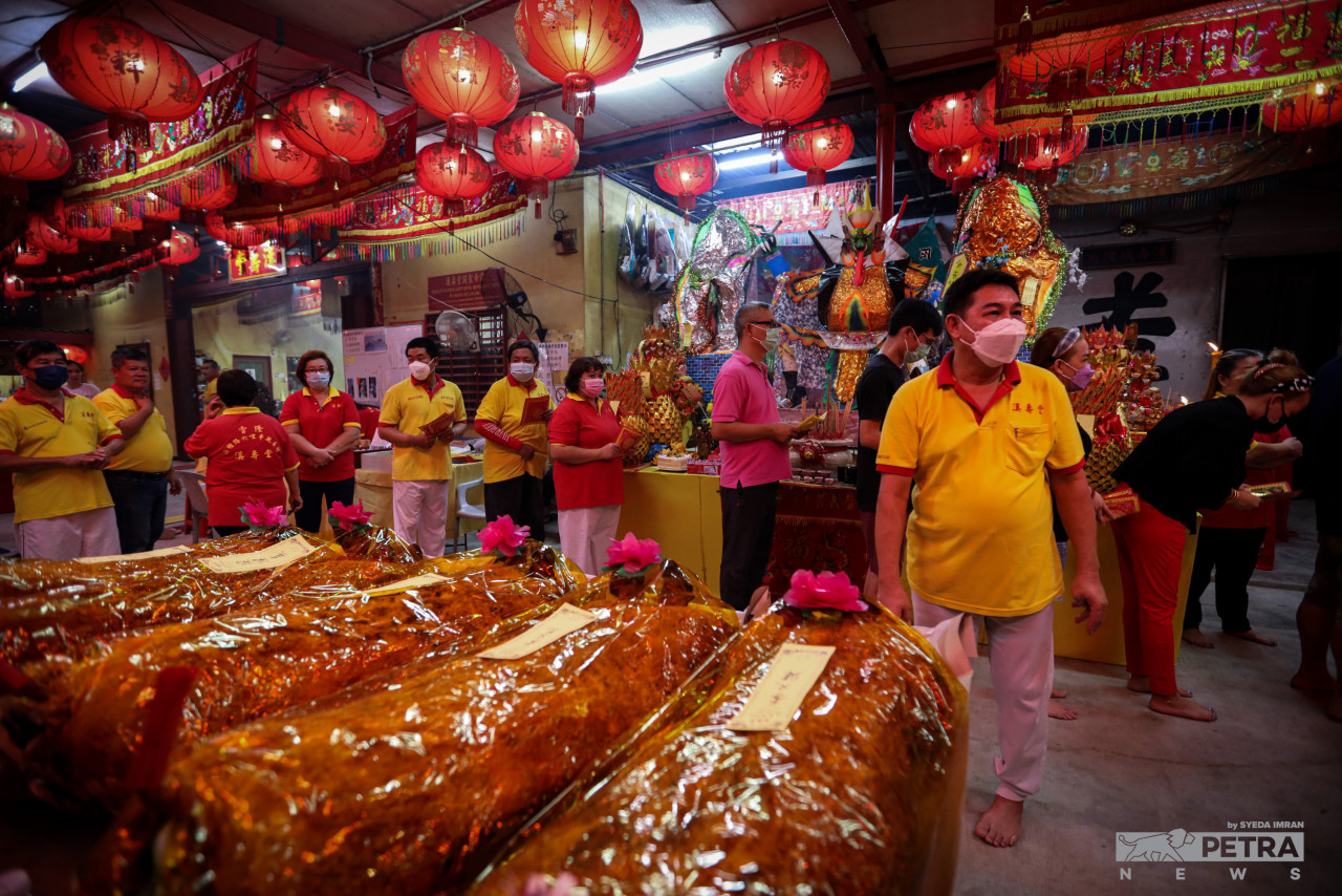 Devotees of the Hong Shou Tong Temple queueing to take part in the rituals. – SYEDA IMRAN/The Vibes pic