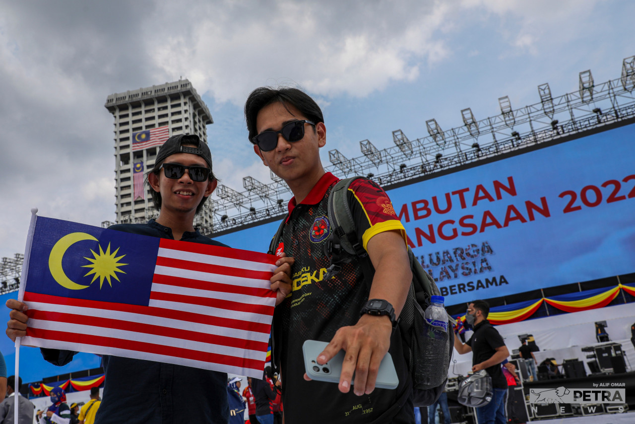 Muhammad Muinnudin Mohammad Zulfidin (left) wants Malaysians to see more integration across communities. – ALIF OMAR/The Vibes pic