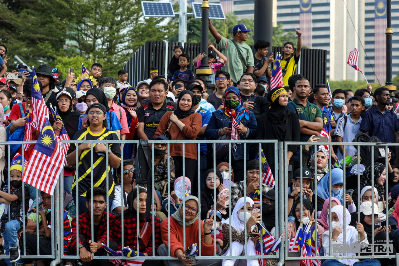 (Above and below) The love for the country is still deeply ingrained within the hearts of many, and it’s proven by today’s large attendance which is double the amount of what organiser’s predicted with people made their way to Dataran Merdeka as early as 5am. – ALIF OMAR/The Vibes pic