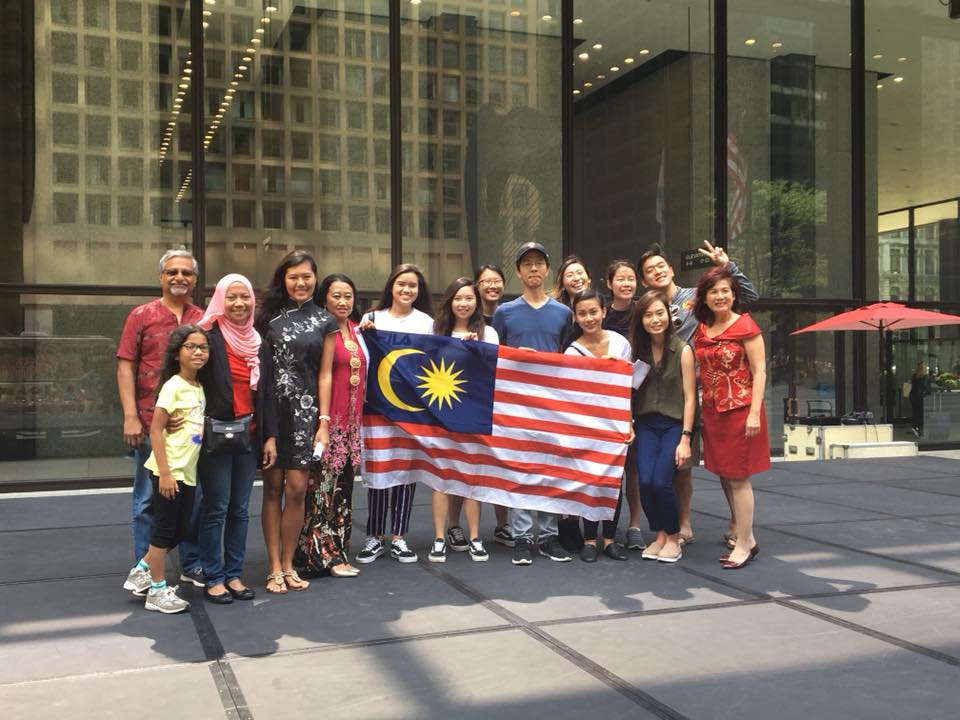 Malaysians feeling national pride on Merdeka Day in Chicago. – Pic courtesy of Victor Low