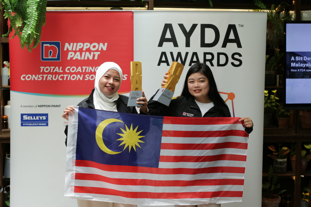 Dayana Aripin (left) and Evva Lim Yee Fah beat out 41000 other submissions to be champions of the AYDA Awards. – Pic courtesy of AYDA Awards