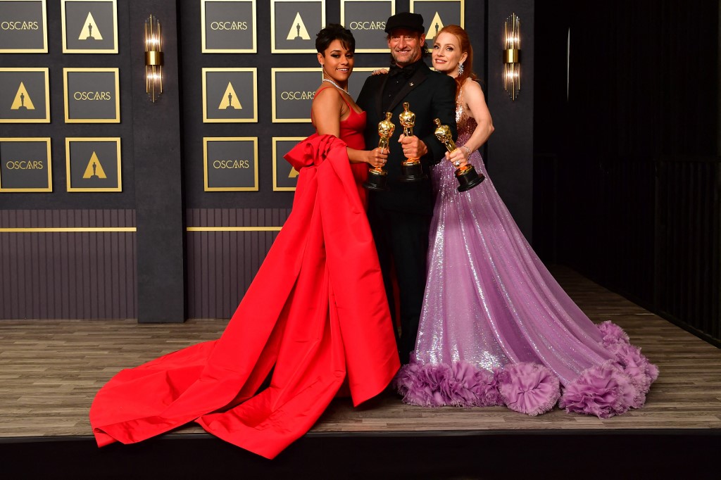 Best Actor in a Supporting Role Troy Kotsur (centre), Best Actress in a Supporting Role Ariana DeBose (left) and Best Actress in a Leading Role Jessica Chastain (right) during the 94th Oscars. – AFP pic