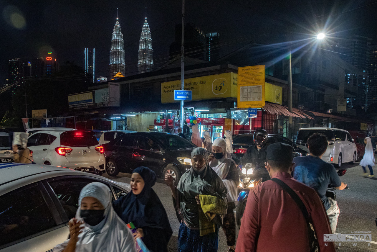 The human traffic and activity are significantly more upbeat – Kampung Baru being a renowned Malay village in the middle of KL and a centre of great eats. – SAIRIEN NAFIS/The Vibes pic