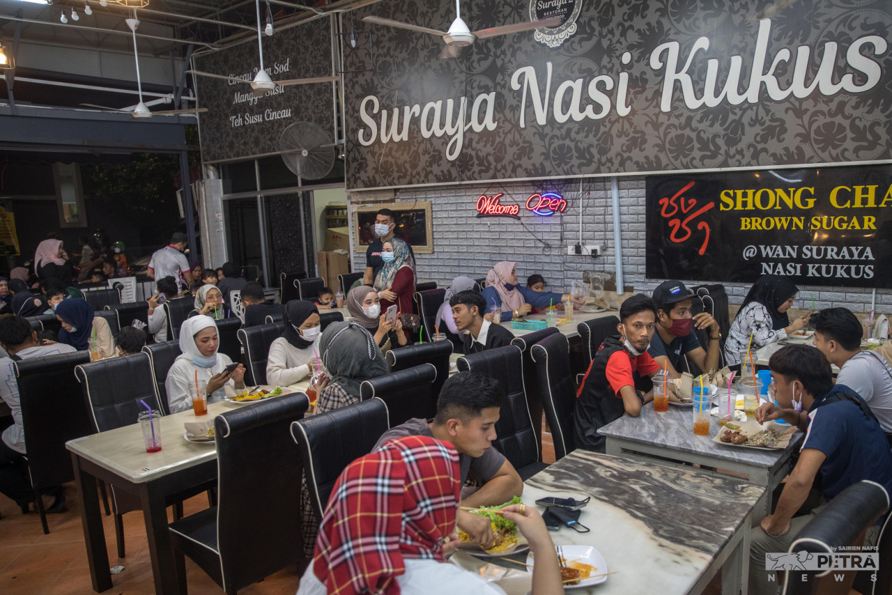 (Above and below) Wan Suraya Seafood (Suraya Seafood 2) is a happening food stop to visit in Kampung Baru this Ramadan. The shop also opens for sahur. – SAIRIEN NAFIS/The Vibes pic