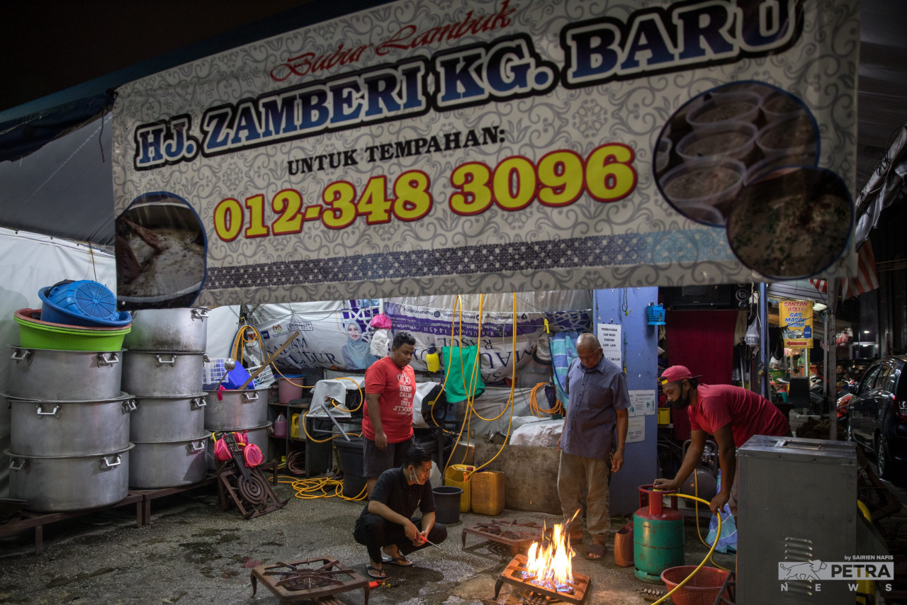 Kampung Baru community checking the condition of their equipment and gas fire for bubur lambuk preparation, a Ramadan staple dish. – SAIRIEN NAFIS/The Vibes pic