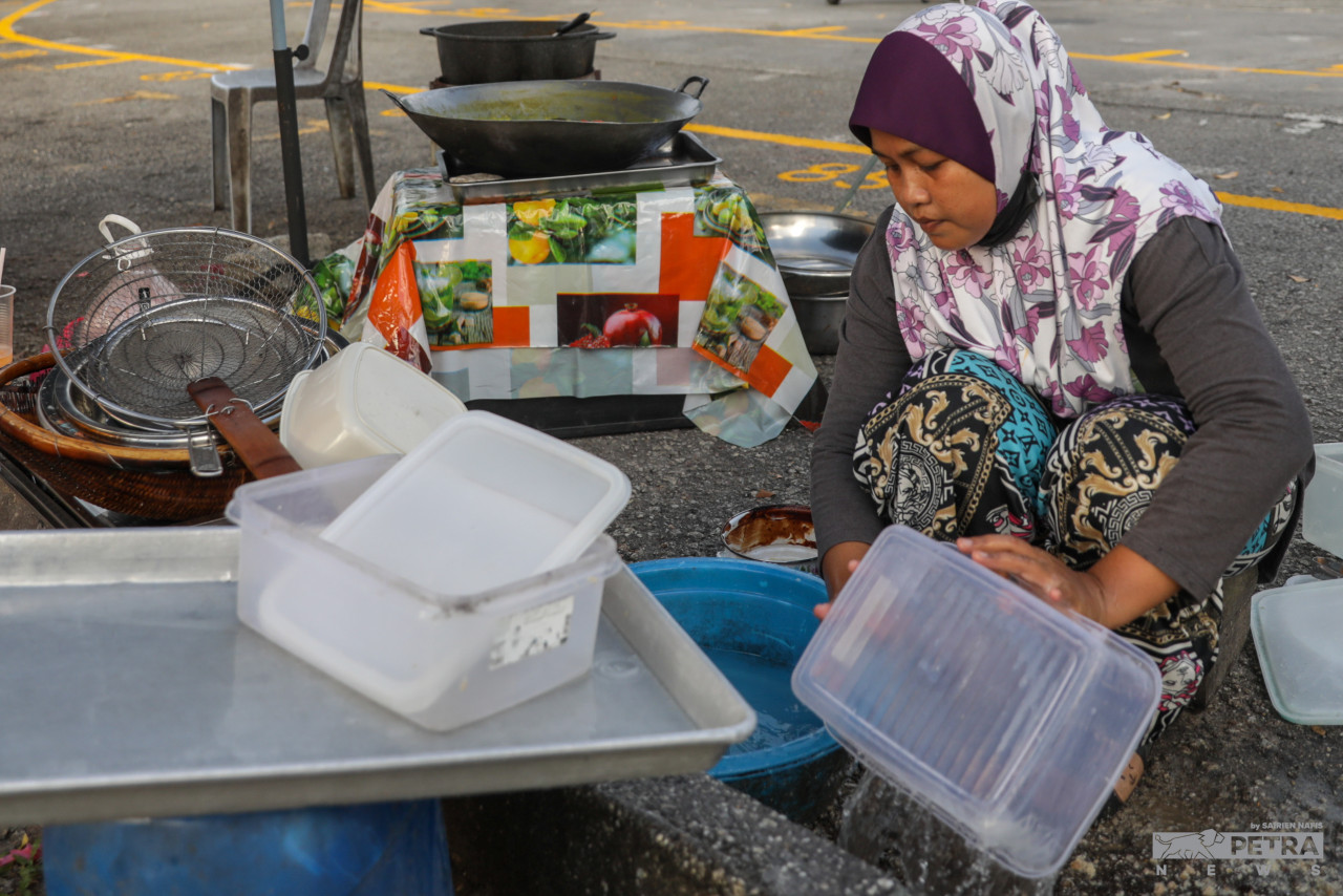 Fariza Marjun, 37, has been serving customers at the Ramadan bazaar for the past nine years. – SAIRIEN NAFIS/The Vibes pic