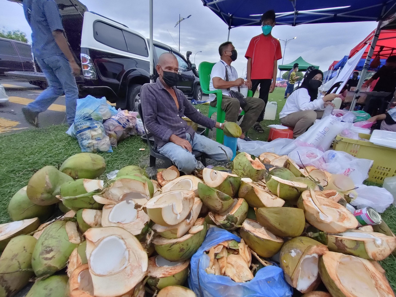 Coconut water seller Abraham Salleh sold 60 packets of coconut water at the Sandakan town’s Ramadan bazaar in just two hours. – Rebecca Chong pic