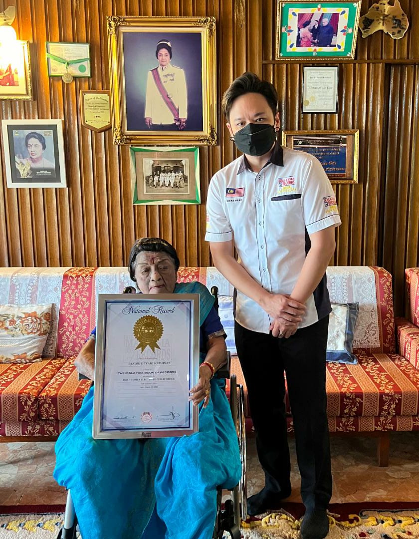 Jwan Heah handing Devaki the Malaysia Book of Records award in her iconic home in Jalan Berhala, Brickfields. – Malaysia Book of Records pic