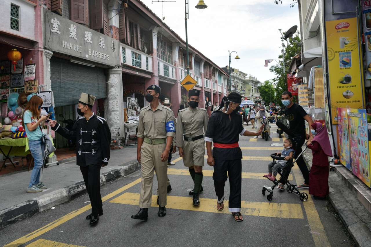 The people who visited the tourist hotspots on Lebuh Armenian yesterday were delighted by the presence of policemen who were in old uniforms in conjunction with the 215th Police Day celebration. – Bernama pic