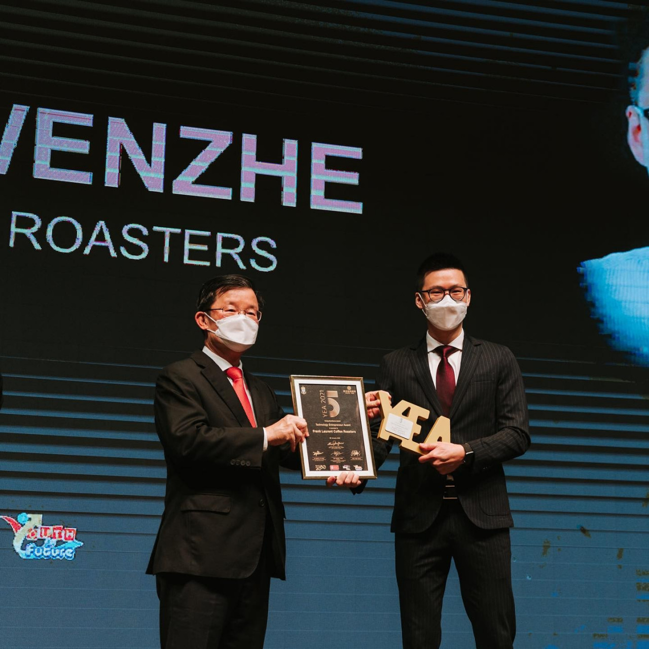 Ee receiving the Young Excellence Award from Chief Minister Chow Kon Yeow. – Frank Ee pic