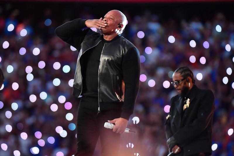 California Love: Dre, Snoop lead Super Bowl set that sees Eminem take knee