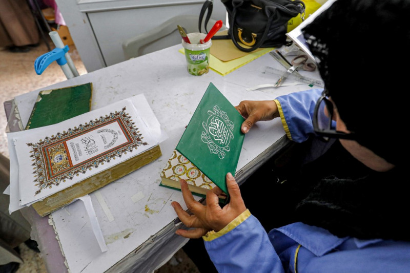 Libyan artisans restore old Qurans for Ramadan