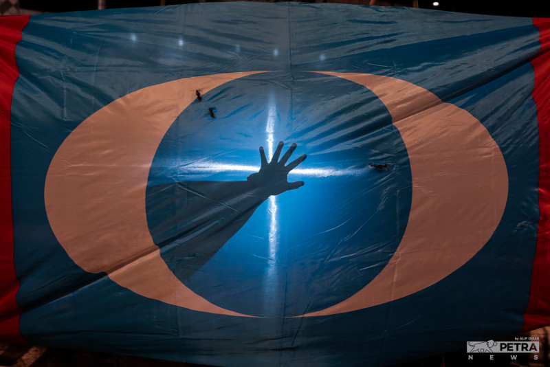 Photo of the Week: Light and shadow at the Johor election – Alif Omar