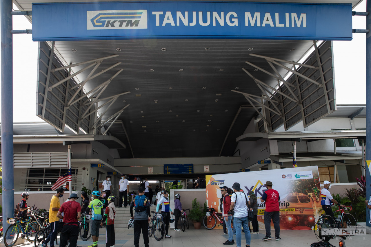 Participants departing from Tanjung Malim Station after the launching of the new services offered by KTMB for bicycle enthusiasts. – SAIRIEN NAFIS/The Vibes pic, February 7, 2022