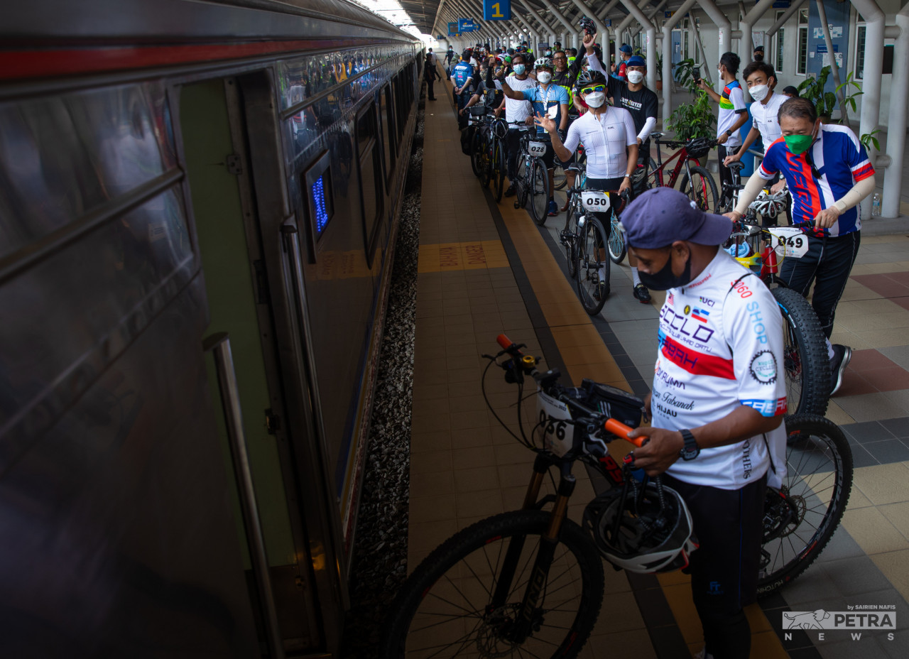 Cyclists ready to board the train at Tanjung Malim bound for KL Station via the newly launched XKB Coach package by KTMB. – SAIRIEN NAFIS/The Vibes pic, February 7, 2022