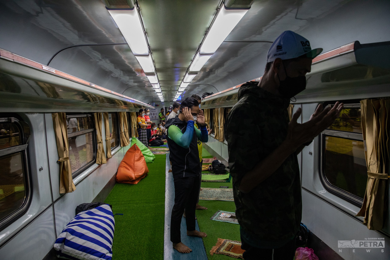 Travellers on the XKB package performing Subuh prayers in the coach en-route to Tanjung Malim. – SAIRIEN NAFIS/The Vibes pic, February 7, 2022