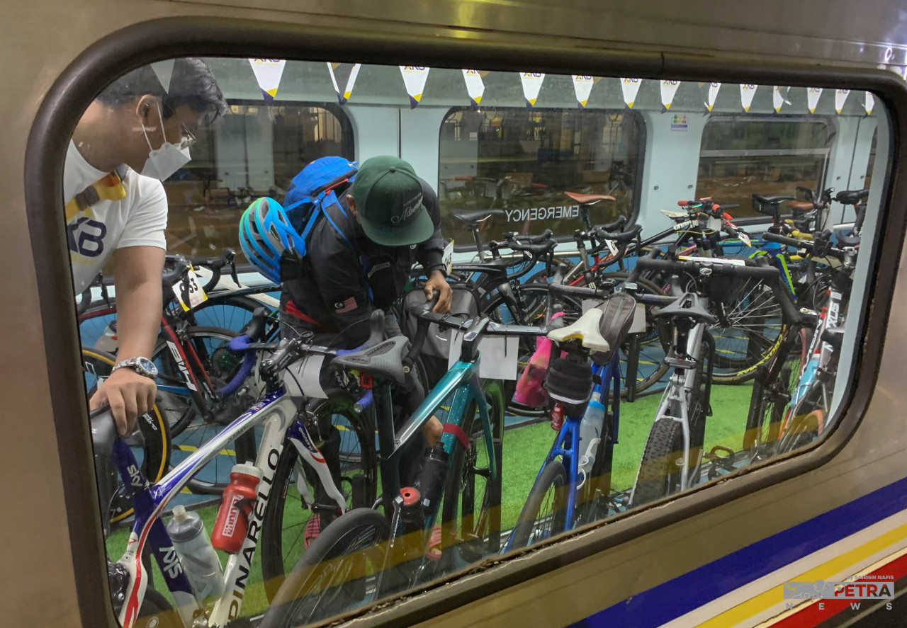 Participants of the XKB KTMB coach package arrange their bikes in a special coach heading to the destination of their choice. – SAIRIEN NAFIS/The Vibes pic, February 7, 2022 