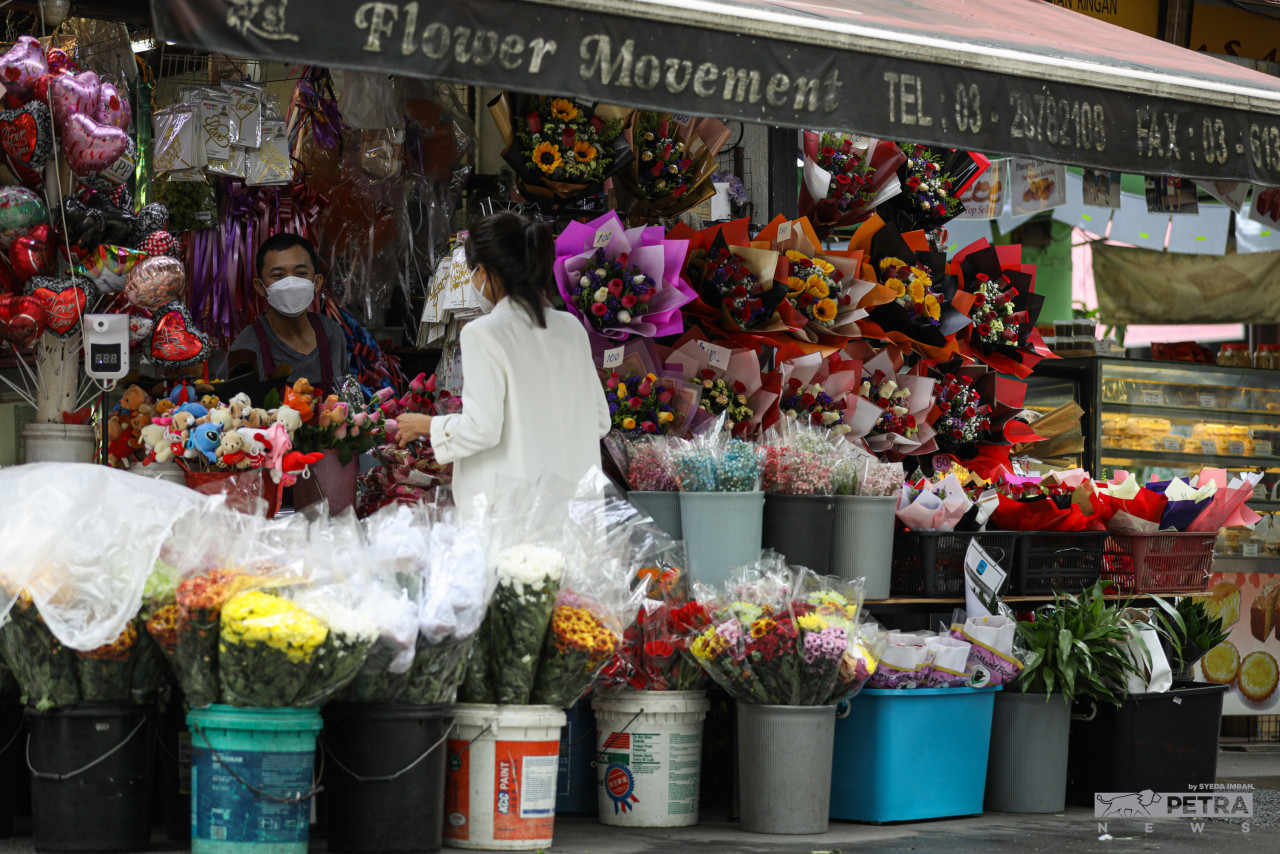 After a long absence from business, florists are able to bounce back during Valentine’s Day this year with flowers in high demand. – SYEDA IMRAN/The Vibes pic, February 14, 2022
