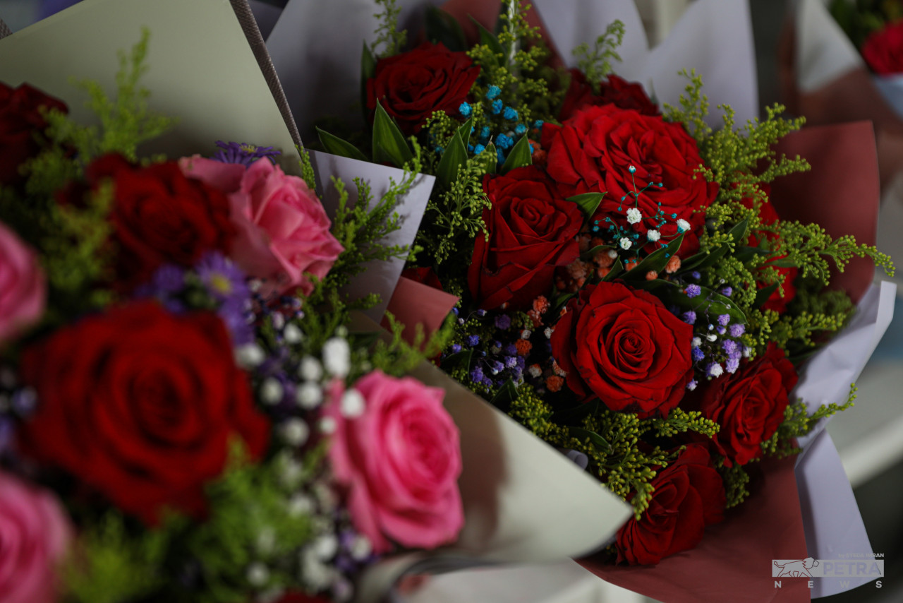 The gift of various types of roses for Valentine’s Day has persisted as a tradition to this day. – SYEDA IMRAN/The Vibes pic, February 14, 2022