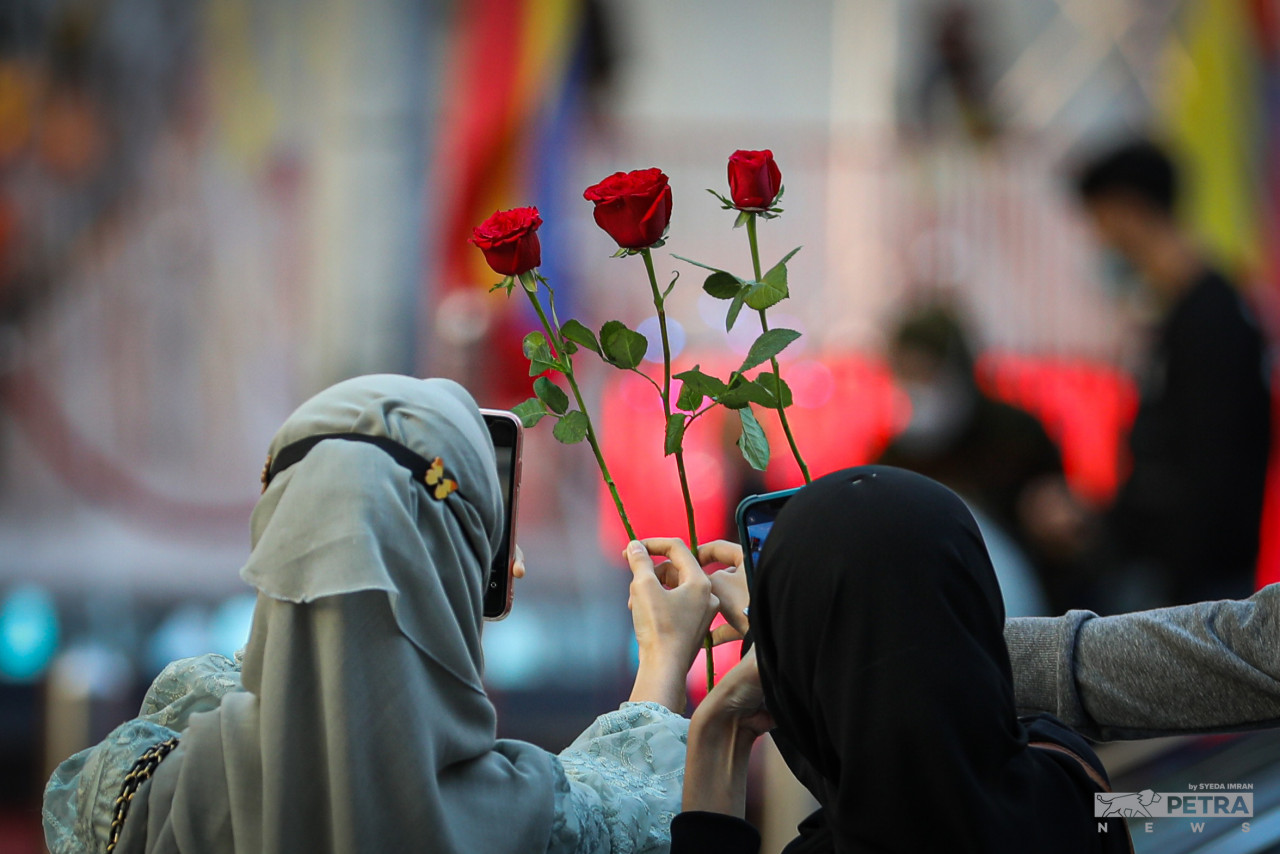 Valentine’s Day is not only a celebration for couples, but a celebration among friends, family and anyone you love. – SYEDA IMRAN/The Vibes pic, February 14, 2022