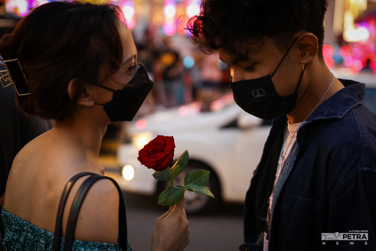 Couples celebrating Valentine’s Day are required to wear face masks and adhere to SOPs in public areas. – SYEDA IMRAN/The Vibes pic, February 14, 2022