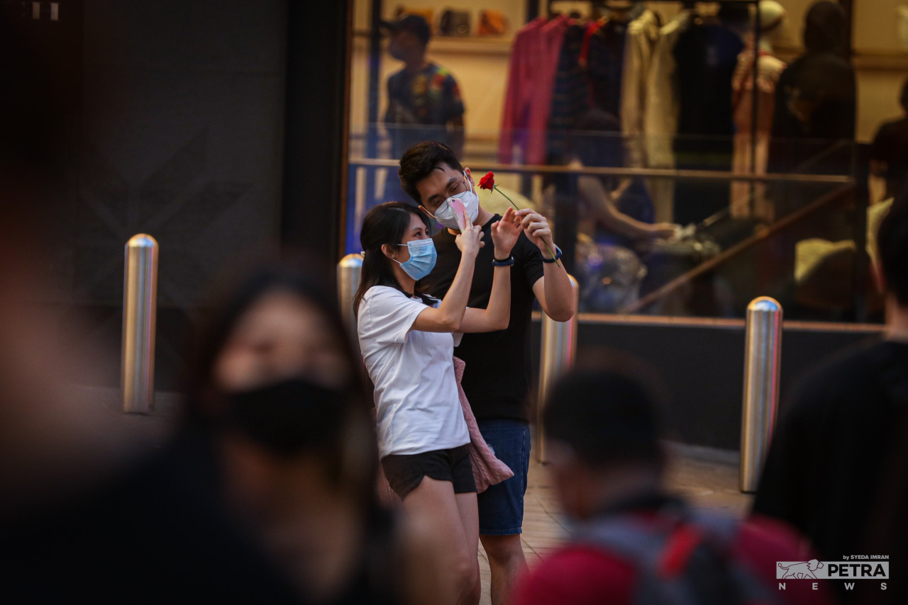Couples are still taking the opportunity to celebrate Valentine’s Day despite the continuously high Covid-19 infections seen in recent days. – SYEDA IMRAN/The Vibes pic, February 14, 2022