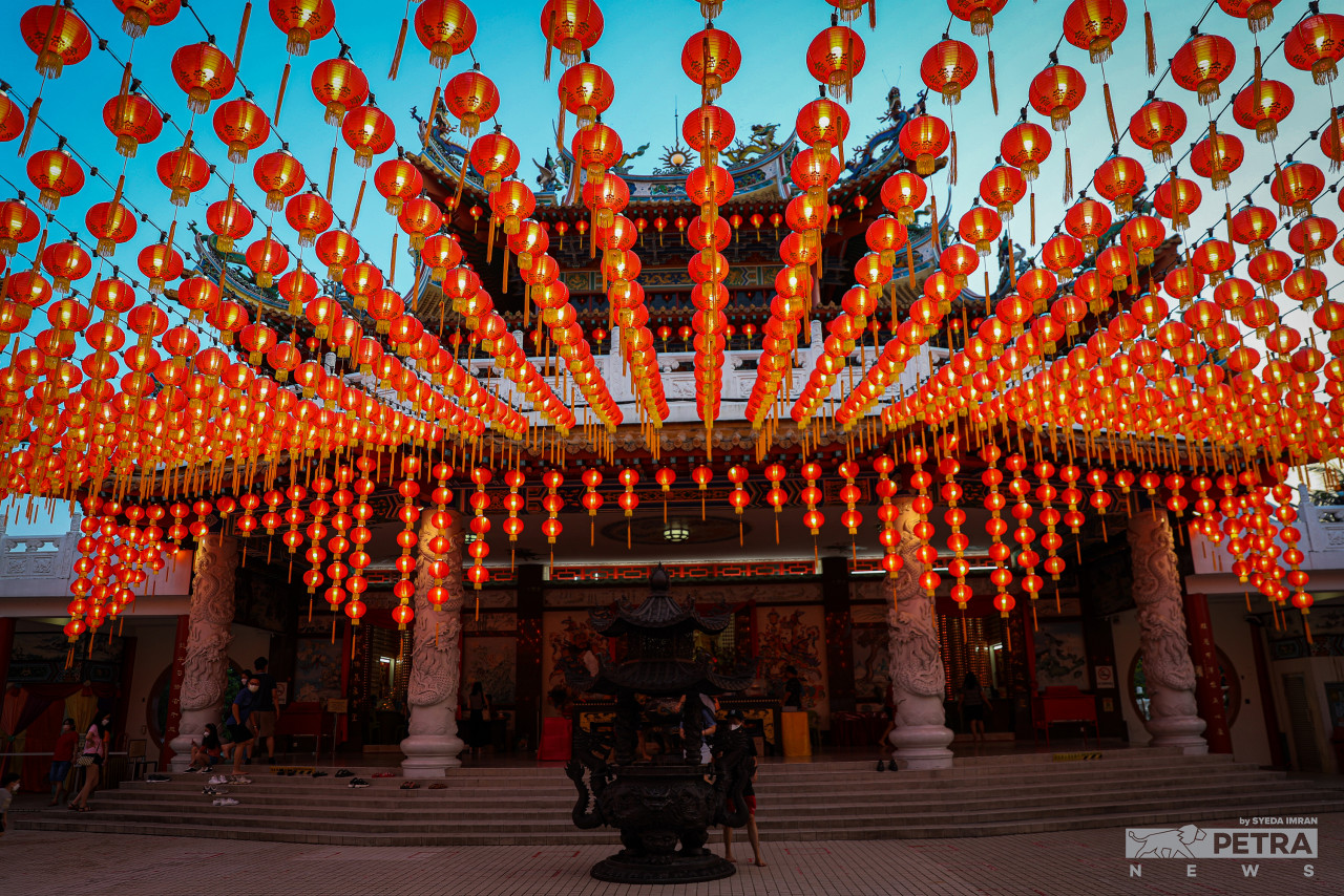 Malaysia’s iconic Thean Hou Temple lights up 6,000 lanterns to usher in the Chinese New Year. – SYEDA IMRAN/The Vibes pic, February 1, 2022