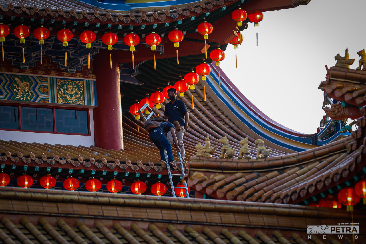 Workers of Thean Hou Temple making sure all 6,000 lanterns are lit-up in welcoming the celebration of this year’s Chinese New Year. – SYEDA IMRAN/The Vibes pic, February 1, 2022