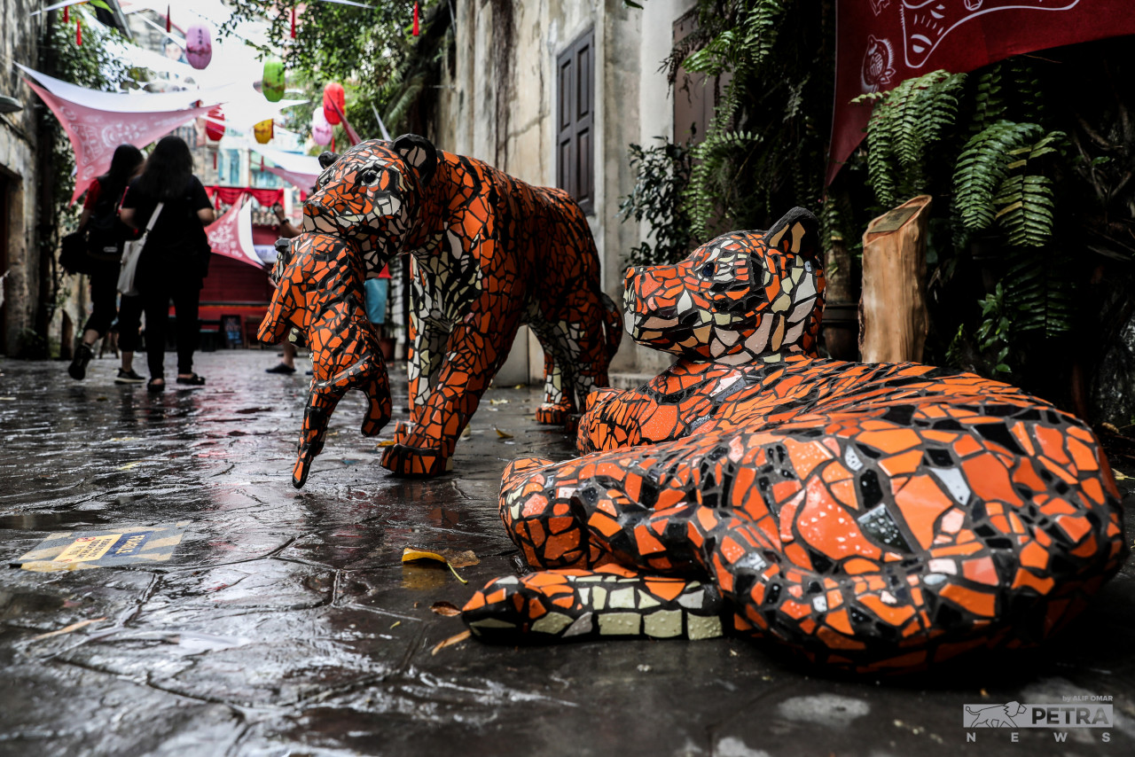An art installation by Alice Chang featuring ‘Malayan Tiger Family’ sculpture at Kwai Chai Hong in Kuala Lumpur’s Chinatown ushers in the Year of the Tiger while spreading awareness on the plight of the endangered Malayan tiger. – ALIF OMAR/The Vibes pic, February 1, 2022