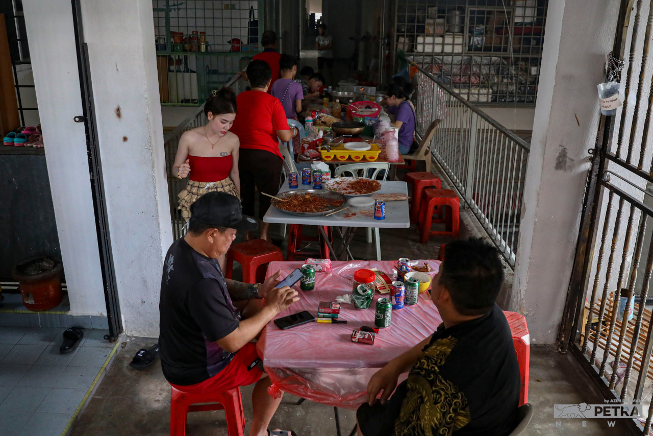 Yong’s family set-up a table outside their house in Setapak Indah Jaya flat in preparation for the reunion dinner on the eve of Chinese New Year, yesterday. – AZIM RAHMAN/The Vibes pic, February 1, 2022
