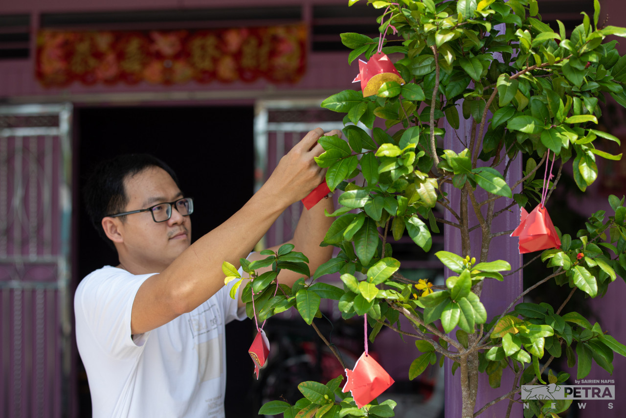 Tan Huan Kuan, a resident of Pulau Ketam, is excited to decorate the house and prepare goodies for the celebration. – SAIRIEN NAFIS/The Vibes pic, January 31, 2022