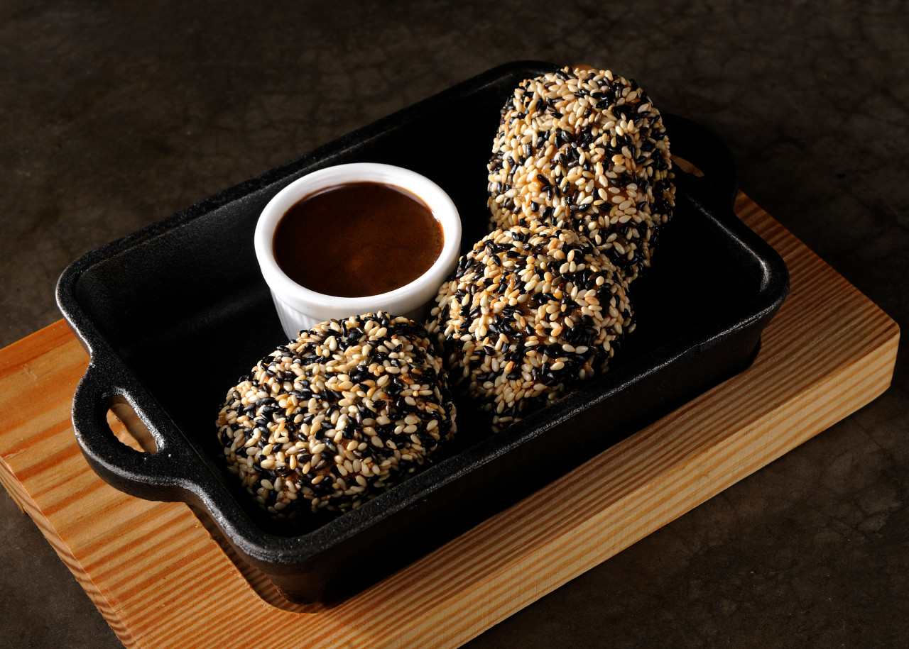 Filled with fresh moist and flavourful crab meat, coated with sesame seeds, and accompanied by a curry sauce… this appetiser is a flavour bomb. – Pic courtesy of Aliyaa