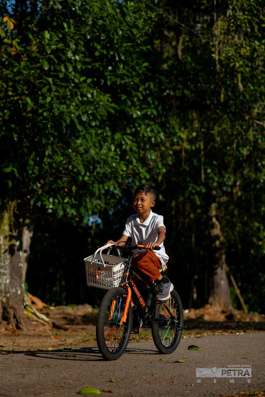 Sometimes after school, he will make waffles or doughnuts and sell them in the village. – SADIQ ASYRAF/Getaran pic