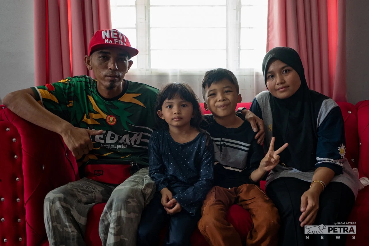 Haziq with his parents, Mohd Asyraf Ahmad and Shakilla Zainol, and sister. – SADIQ ASYRAF/Getaran pic