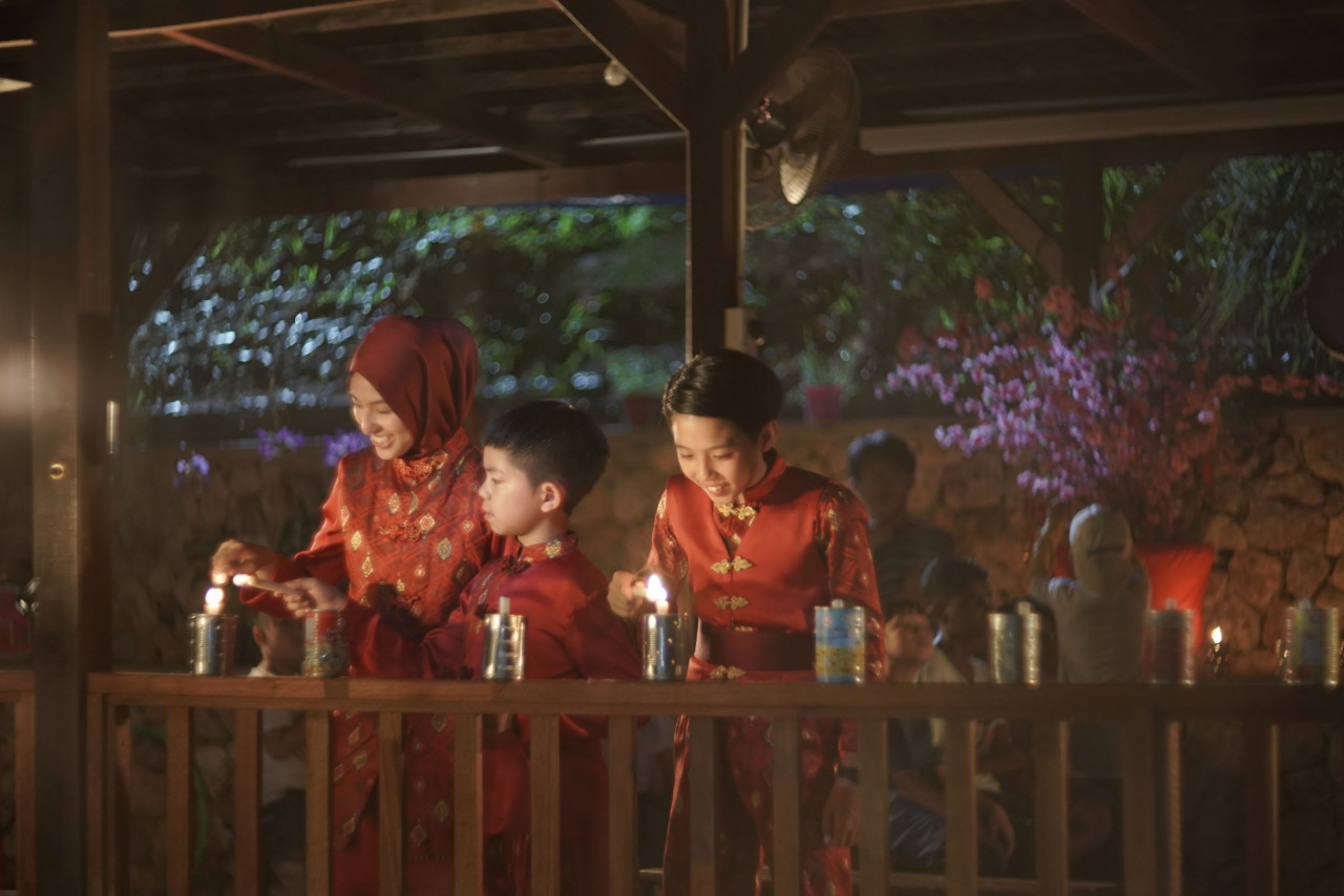 Small Town Heroes is a celebration of Malaysia’s diversity as people of all backgrounds come together. The flexibility with language is also highlighted in the movie. – Pic courtesy of Lomo Pictures