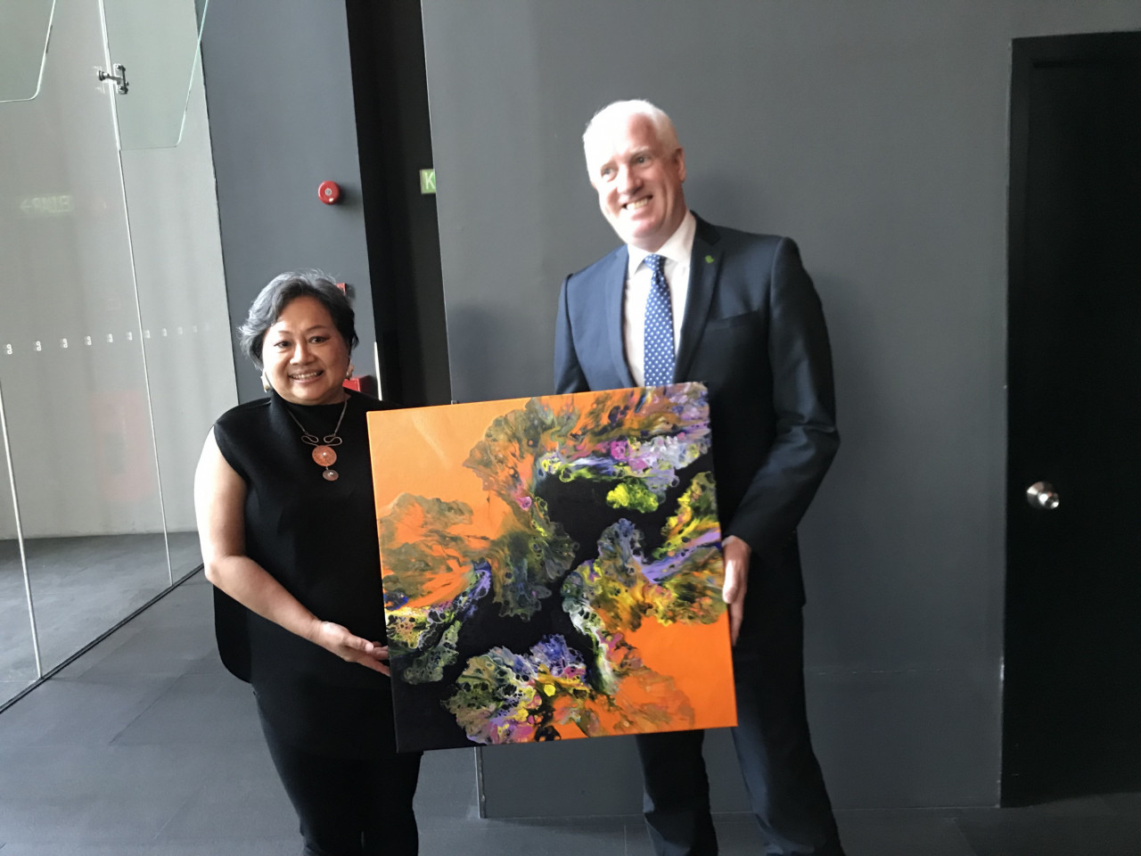 Tina gifting an art piece to G Hotel general manager Michael Hanratty. – Rachel Yeoh pic