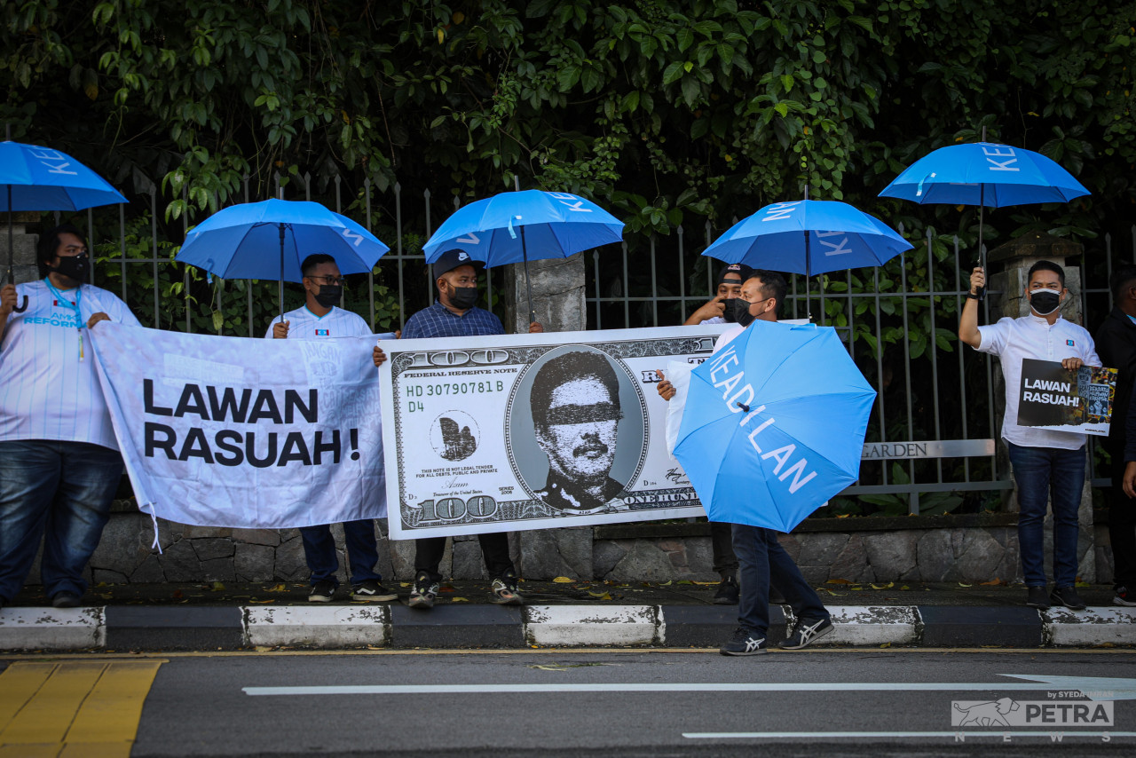 PKR-led youth groups made eight demands in the form of a memorandum to the government to save the MACC yesterday. – SYEDA IMRAN/The Vibes pic, January 21, 2022