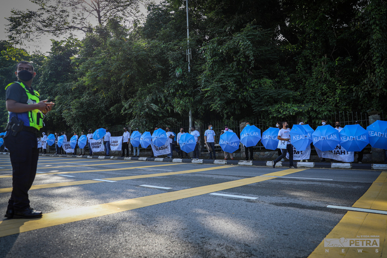 More than 50 individuals representing 24 youth groups marched towards Parliament yesterday, led by PKR Youth. – SYEDA IMRAN/The Vibes pic, January 21, 2022