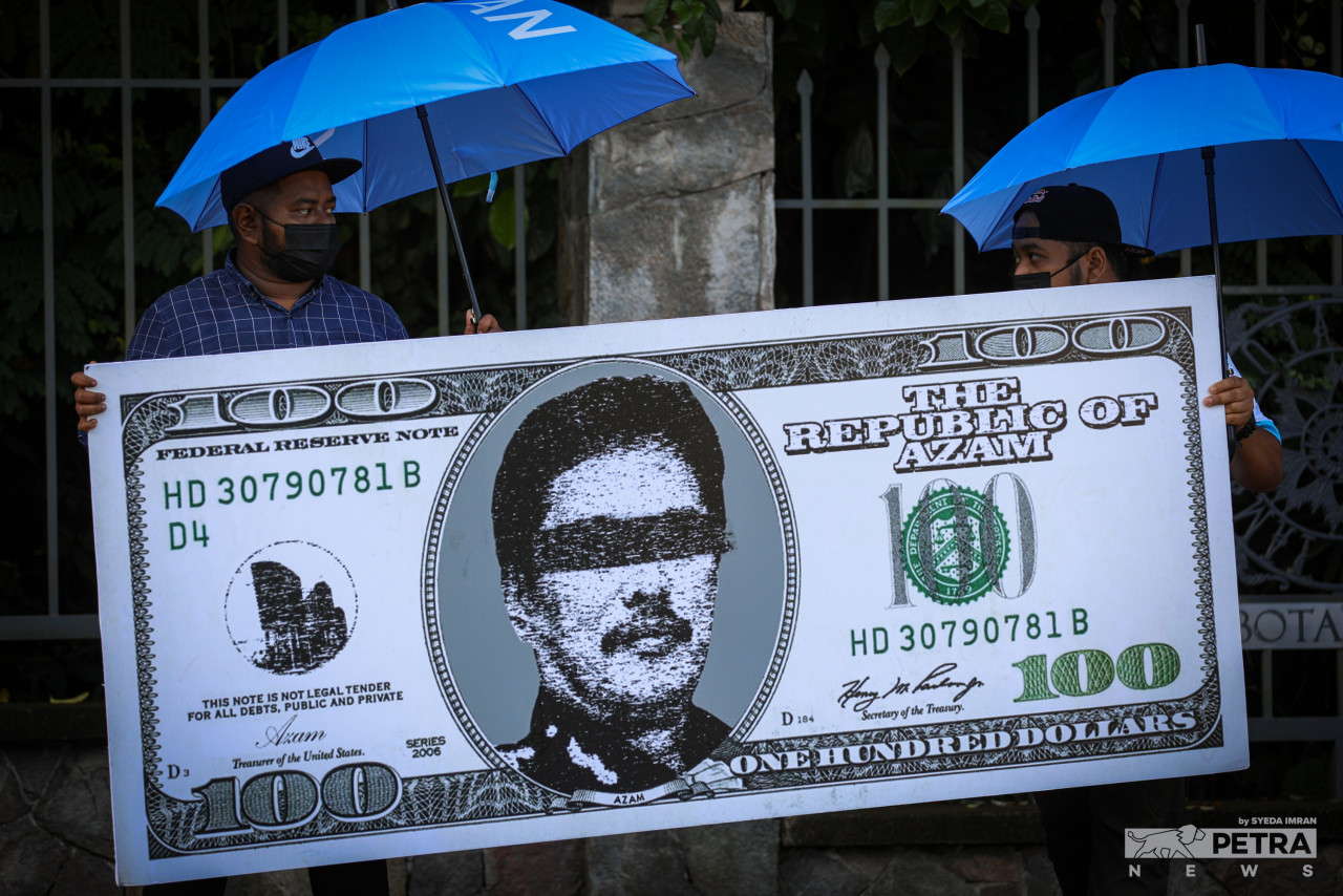 The group that participated in the rally in front of Parliament also displayed a US0 bill mock-up, supposedly depicting Malaysian Anti-Corruption Commission chief Tan Sri Azam Baki with blackened eyes. – SYEDA IMRAN/The Vibes pic, January 21, 2022