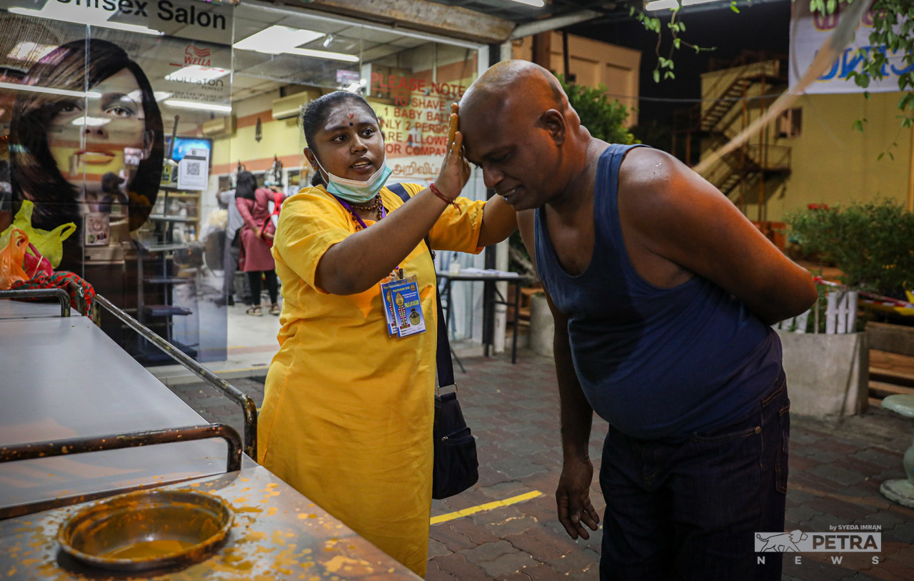 A layer of soothing yellow liquid applied to freshly shaved scalps is the finishing touch to the practice of tonsure during Thaipusam. – SYEDA IMRAN/The Vibes pic, January 18, 2022
