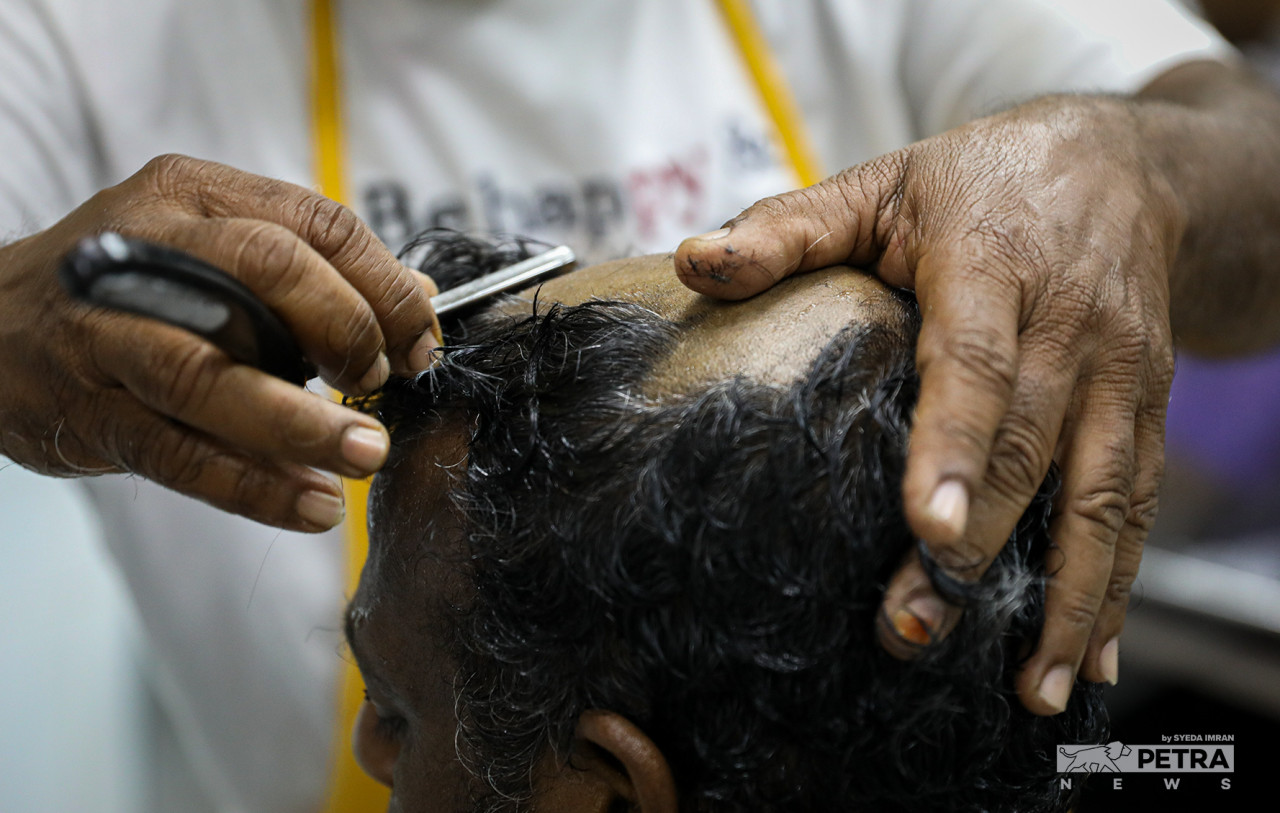 Under this year's strict Thaipusam SOPs, head shaving is only allowed in barbershops. – SYEDA IMRAN/The Vibes pic, January 18, 2022