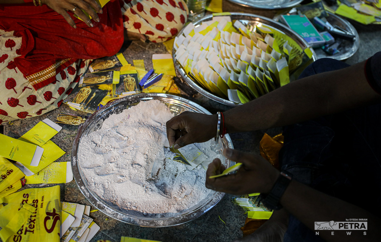 Sri Subramaniar Temple officials prepare thiruneer (holy ash) to be distributed to devotees at Batu Caves. – SYEDA IMRAN/The Vibes pic, January 18, 2022