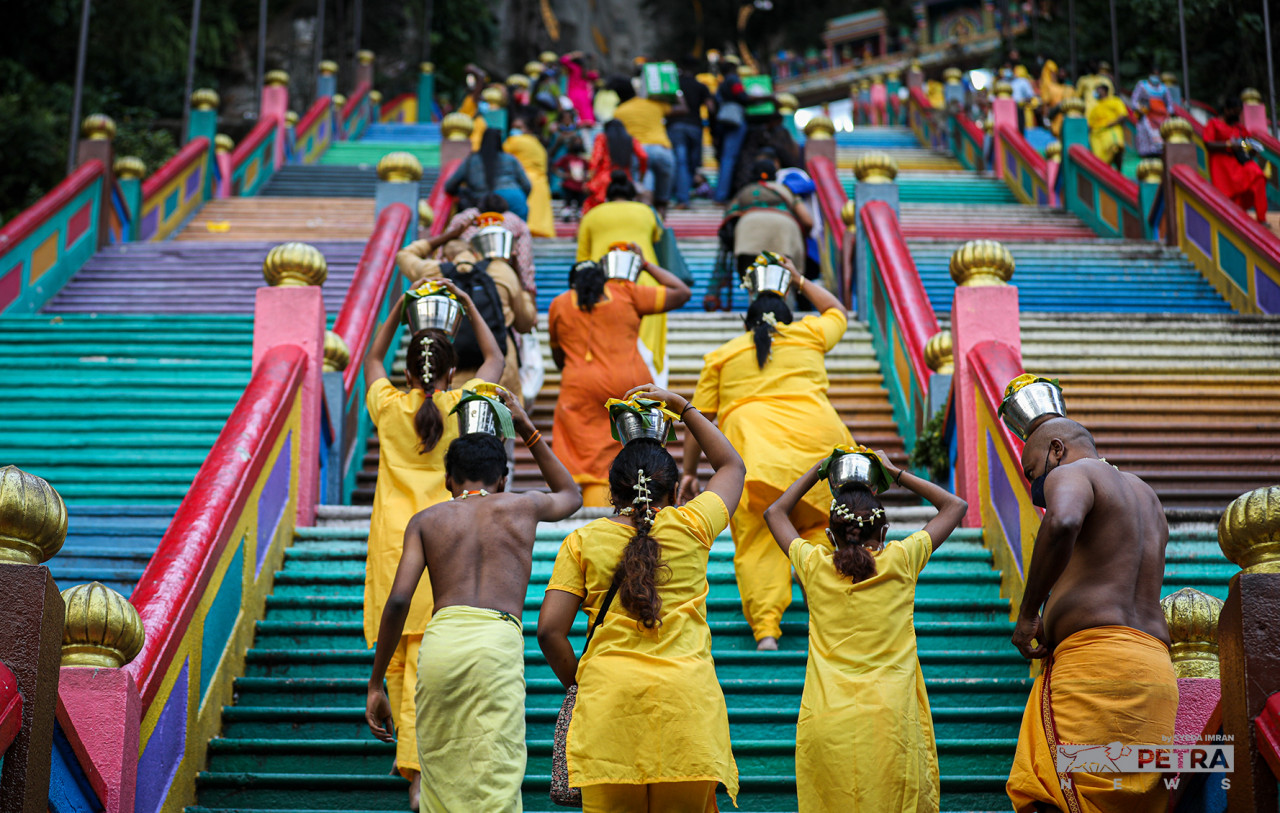 The 272 steps leading up to a limestone cave temple in Batu Caves have been seeing much activity since Saturday as Hindus make the long, arduous journey to signify their devotion. – SYEDA IMRAN/The Vibes pic, January 18, 2022