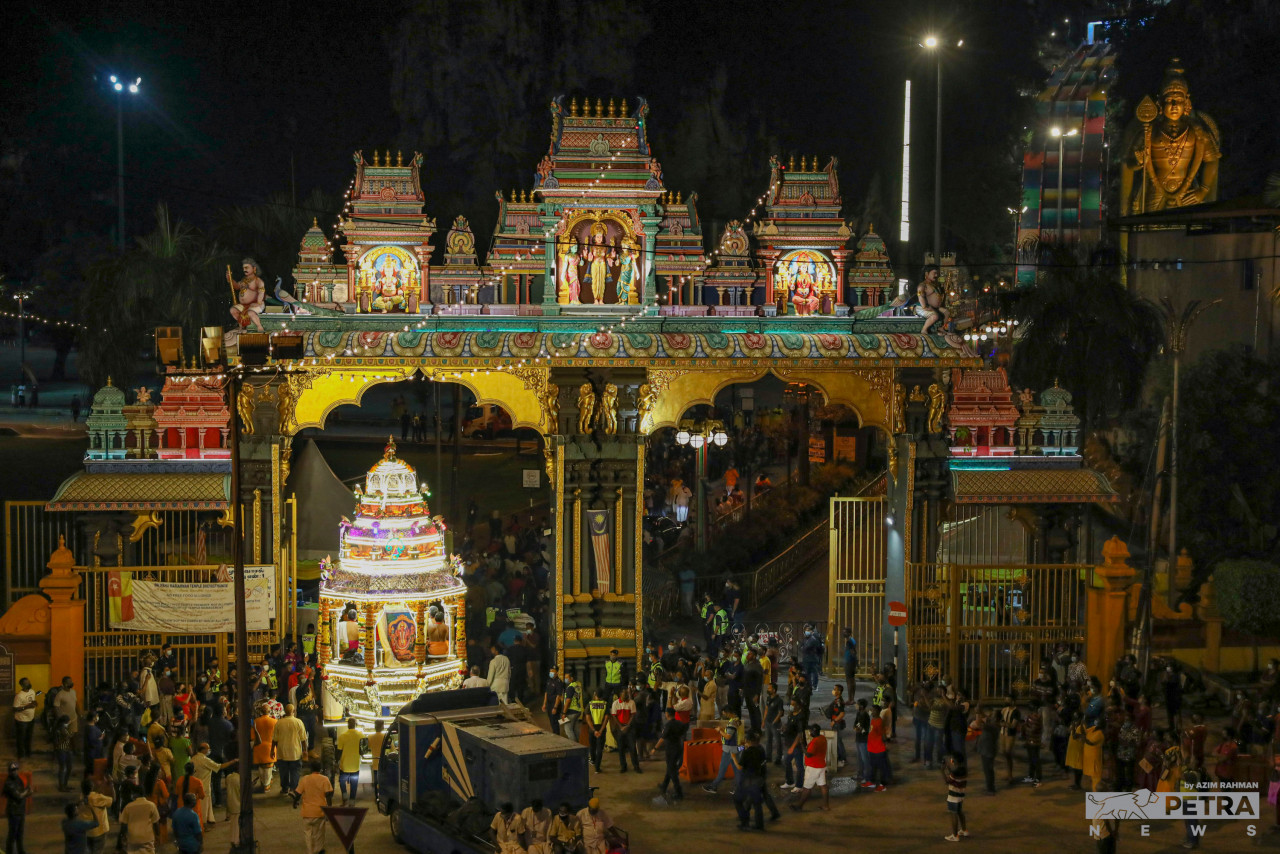 The arrival of the silver chariot at Batu Caves last night, carrying the idols of Murugan and his two wives, goddesses Valli and Theivanai from the Sri Mahamariamman temple, marking the beginning of the Thaipusam celebrations. – AZIM RAHMAN/The Vibes pic, January 18, 2022